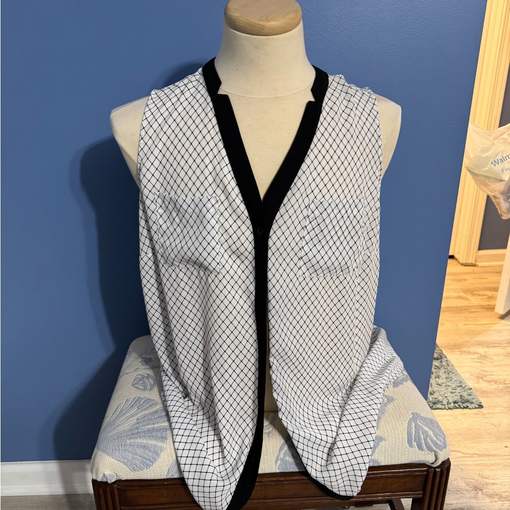 Black and White Women's Button Up Sleeveless Top
